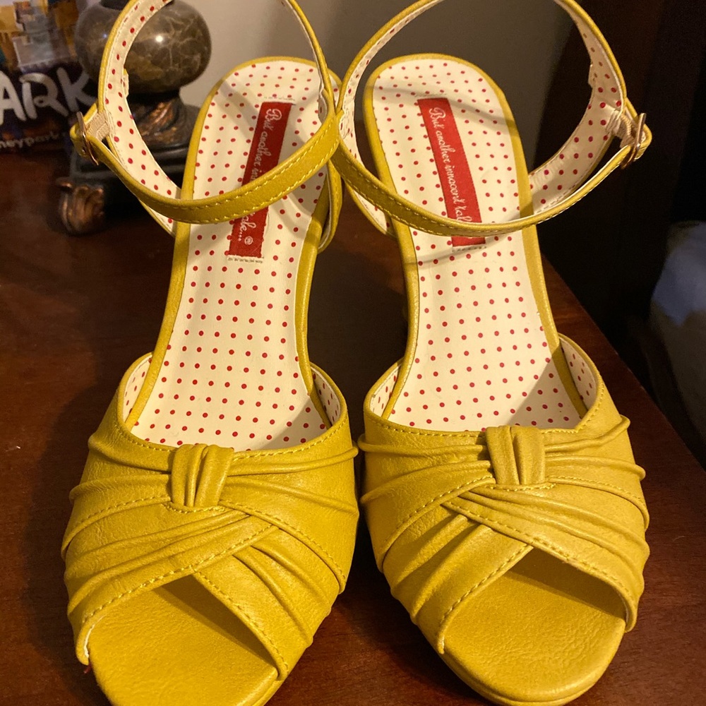 BAIT yellow heels size 9 NEW